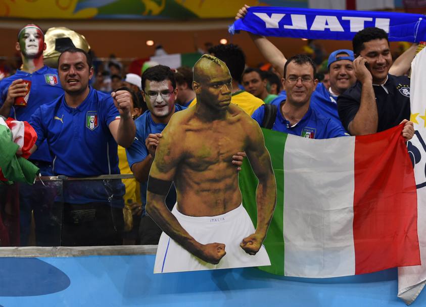 Balotelli a petto nudo:  una sagoma e ricorda l&#39;esultanza di Mario con la Germania agl Europei 2012. Con l&#39;Inghilterra, all&#39;esordio mondiale, si  ripetuto e i tifosi a Manaus lo osannano. Afp